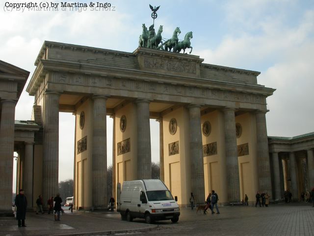 dscn1049.jpg - Das Brandenburger Tor und das Wetter spielte jetzt auch mit. Aber trotz der Sonne war es sehr kalt.